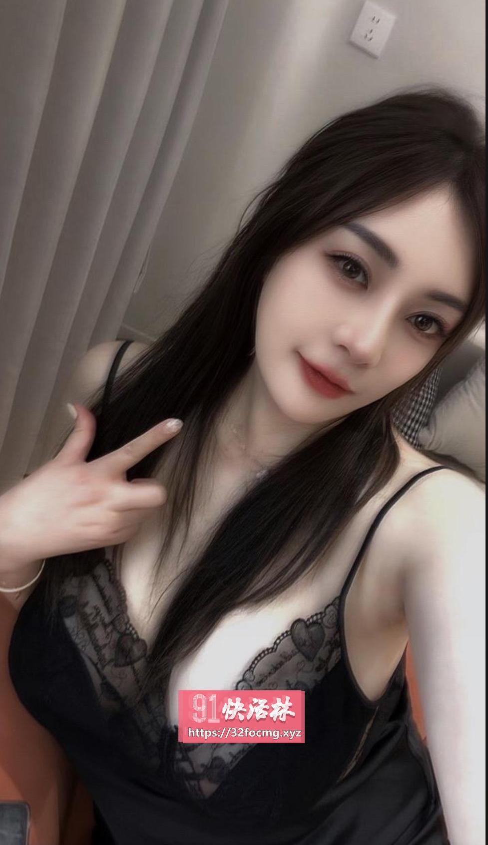 白嫩奶大御姐