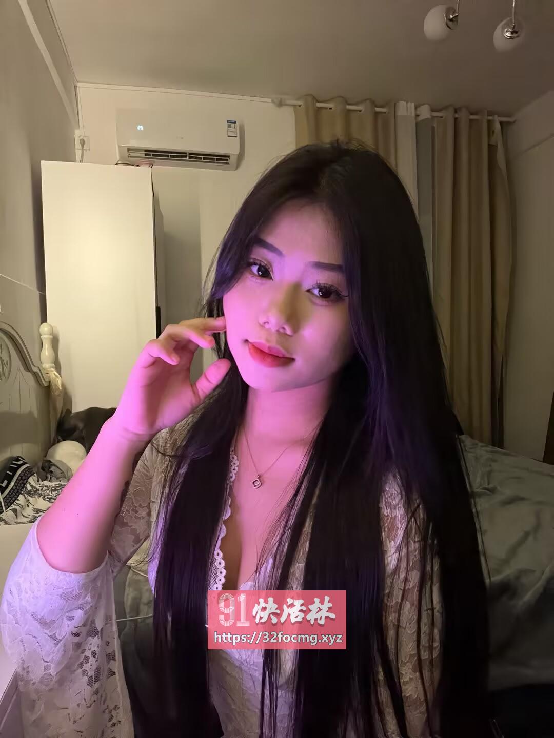 皮肤白逼嫩奶子软绵绵的，推荐去试一下不贵不事不催