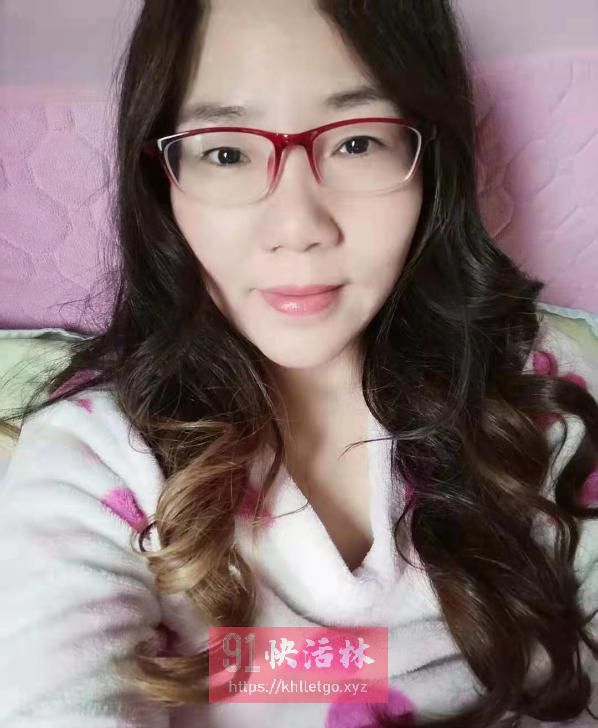 三坝地铁口的熟女姐姐