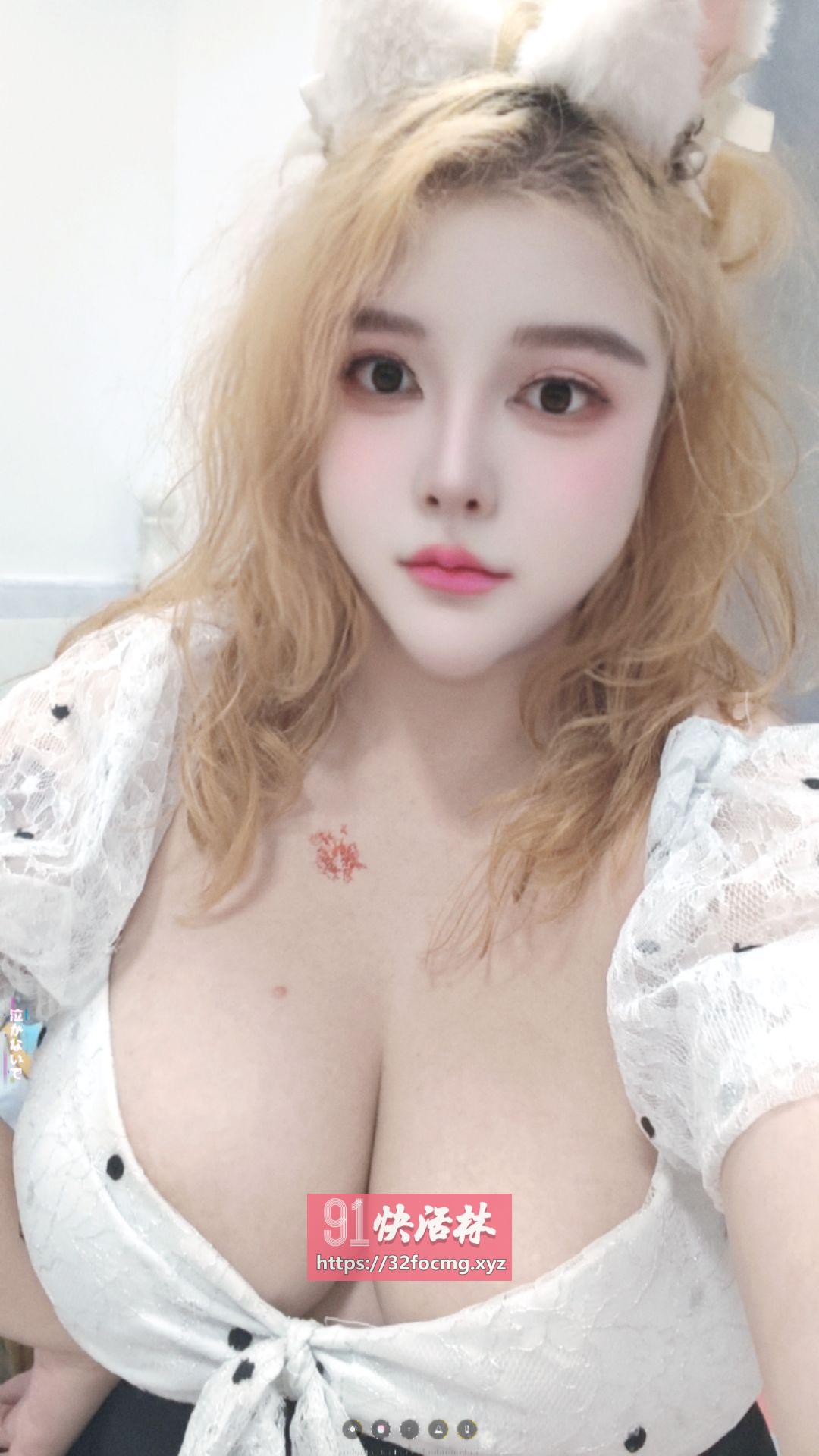 金发巨乳小姐姐