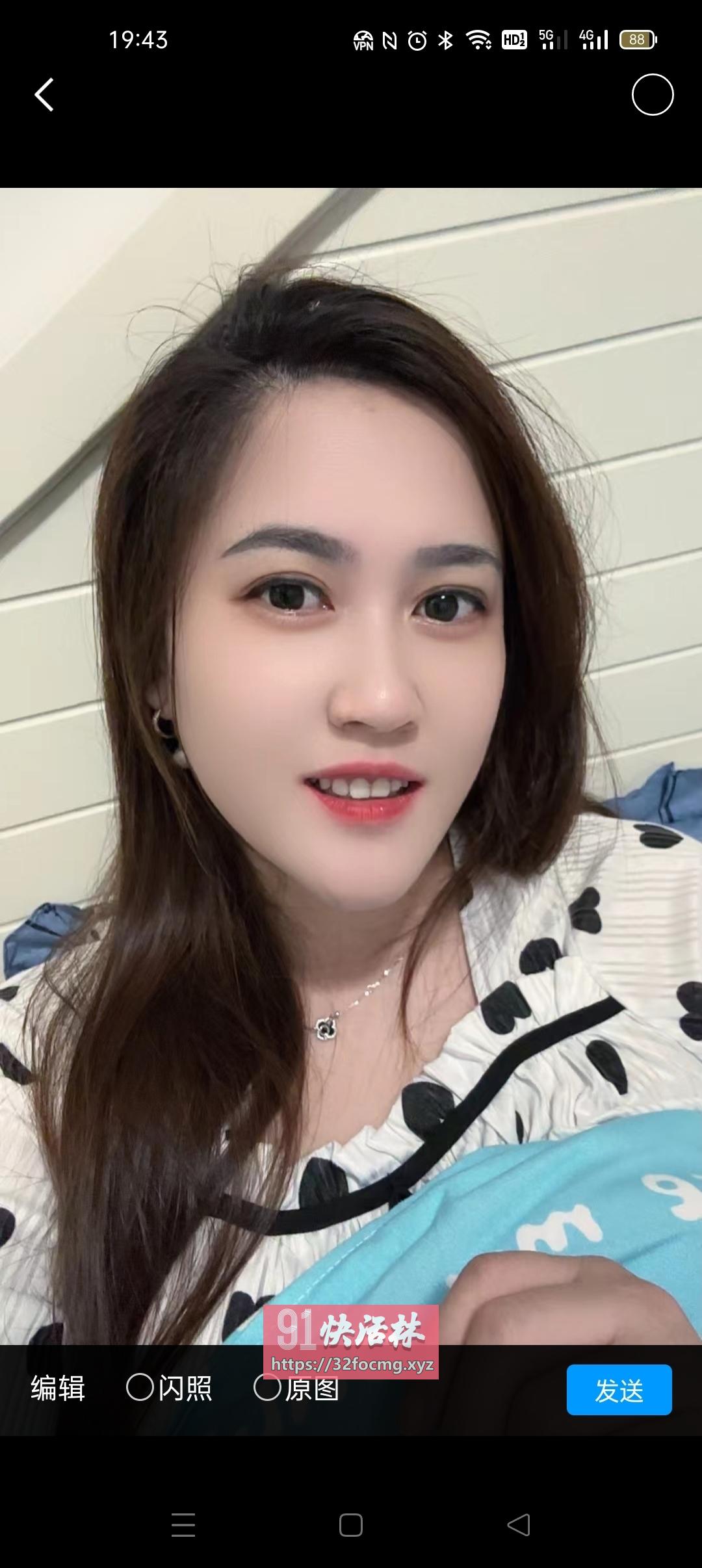 丰满性感的美女性价比超高额，颜值也不相当过得去的