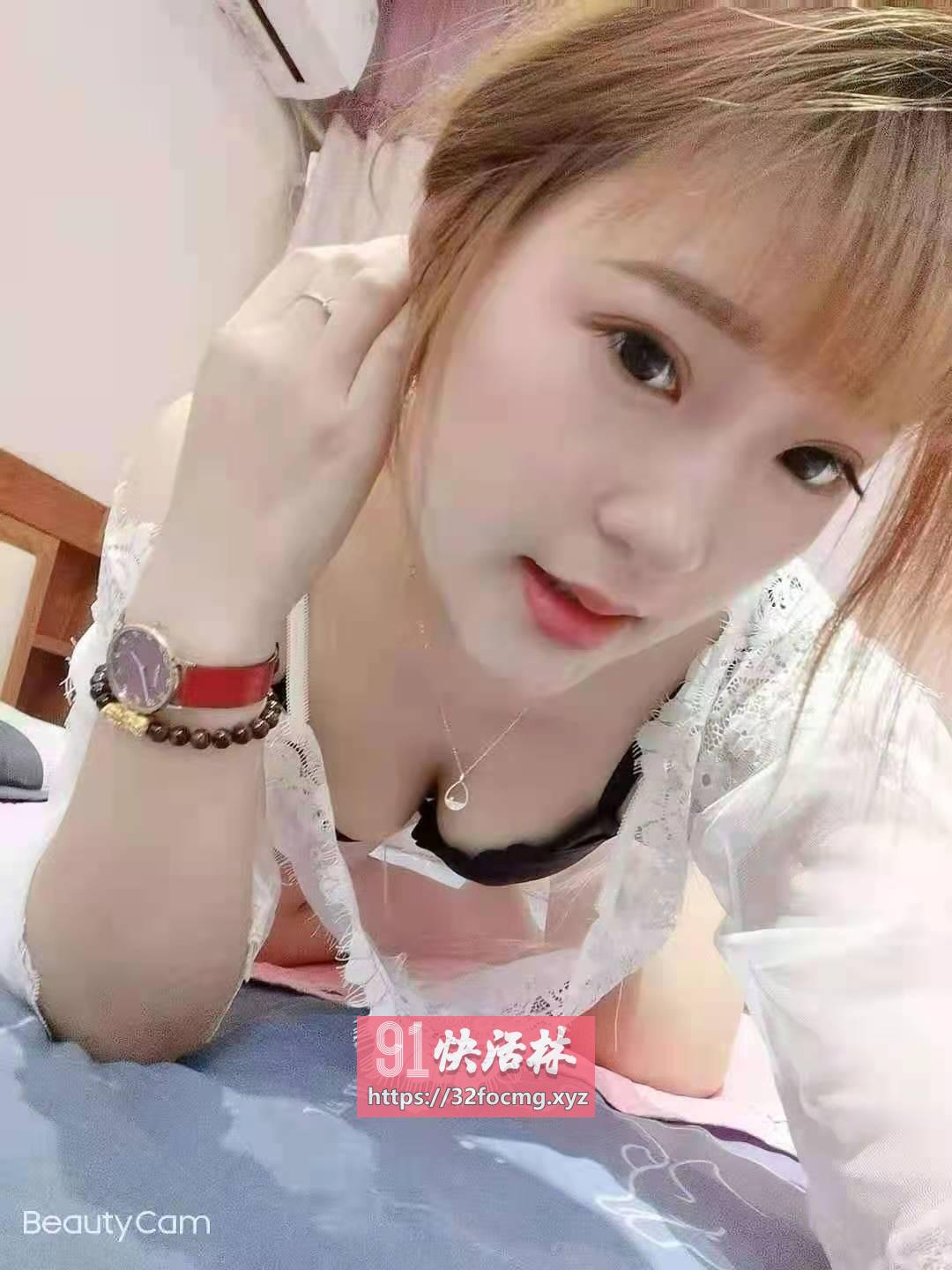 个挺高胸体型不错的少妇