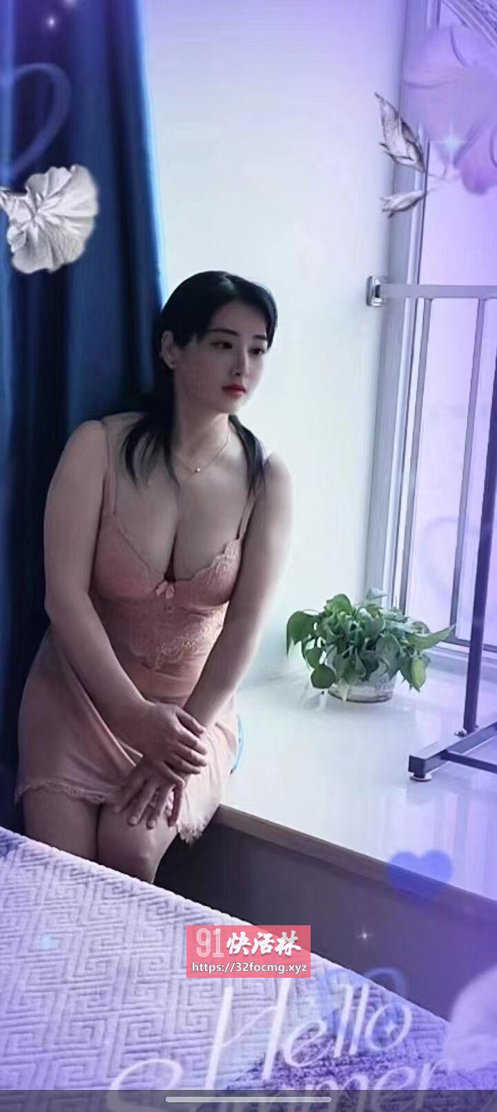 丰满性感翘臀颜值老师
