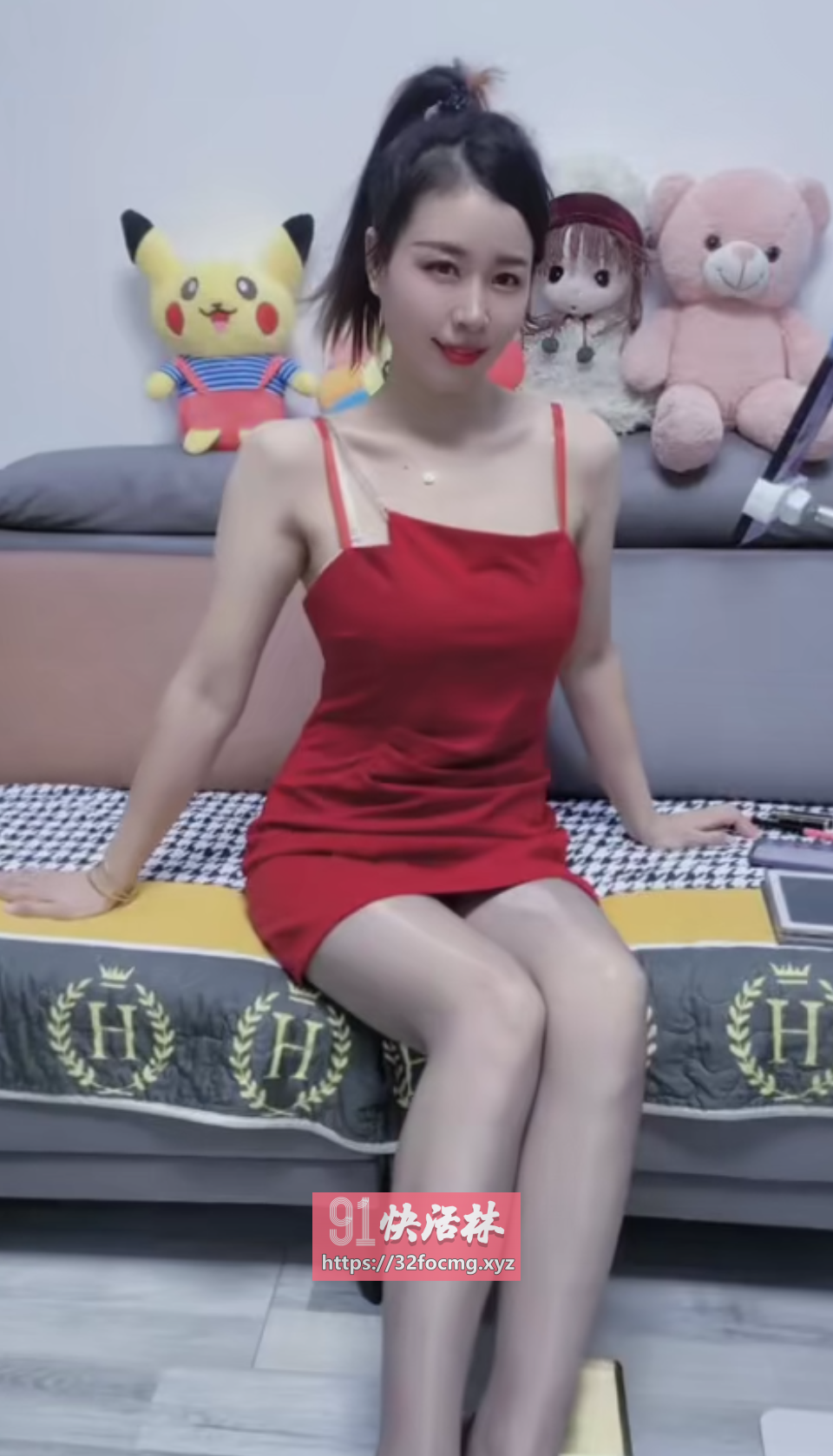 丰满大胸后入小少妇