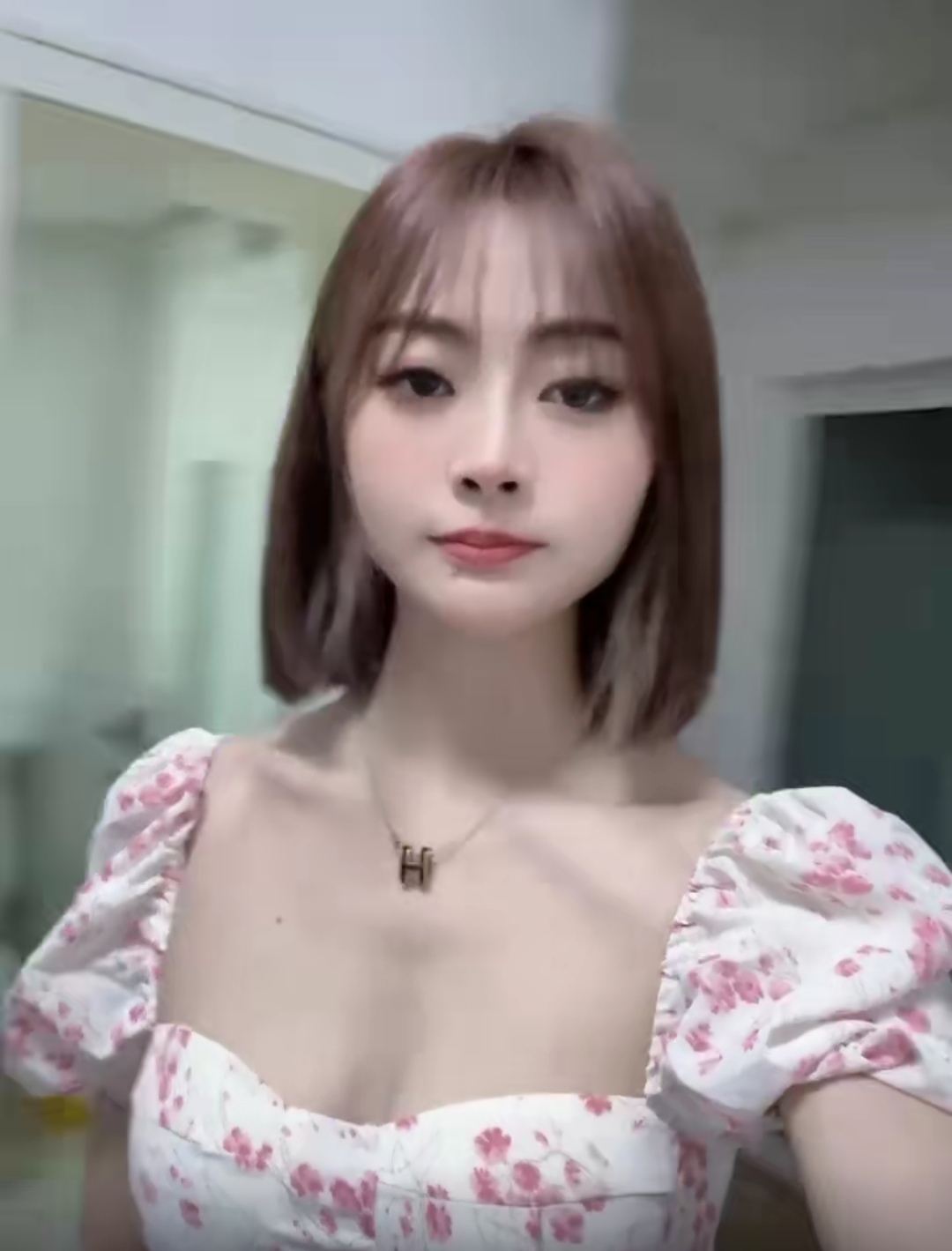 短发小美女