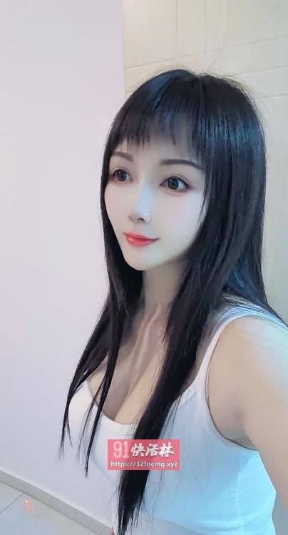 甜美小妹魔鬼身材超性感兼职