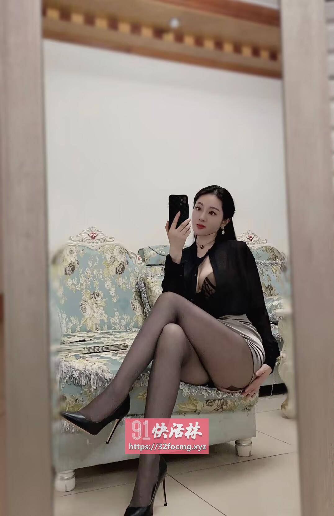 身材很好的居家制服黑丝妹子