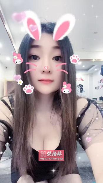 大胸黑丝骚少妇