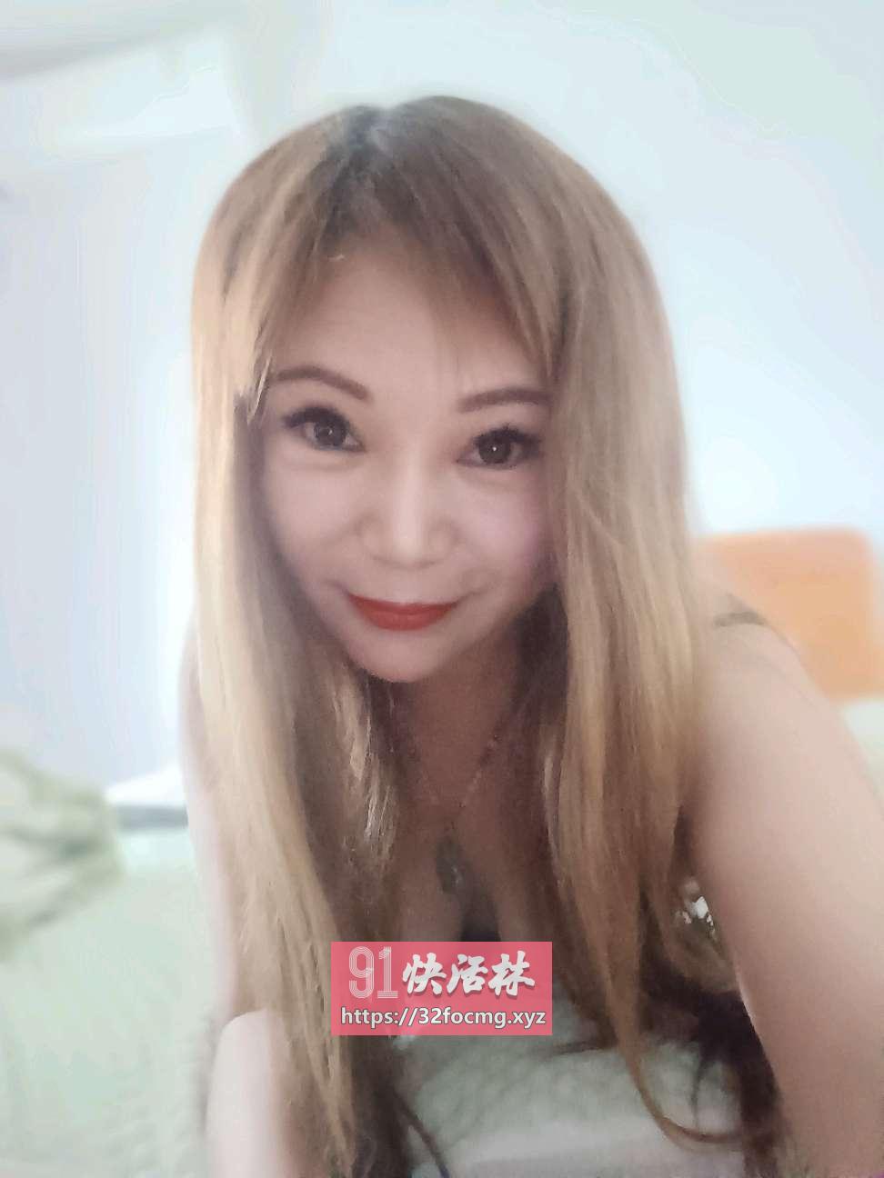 玩的非常开的熟女，怎么舒服怎么来