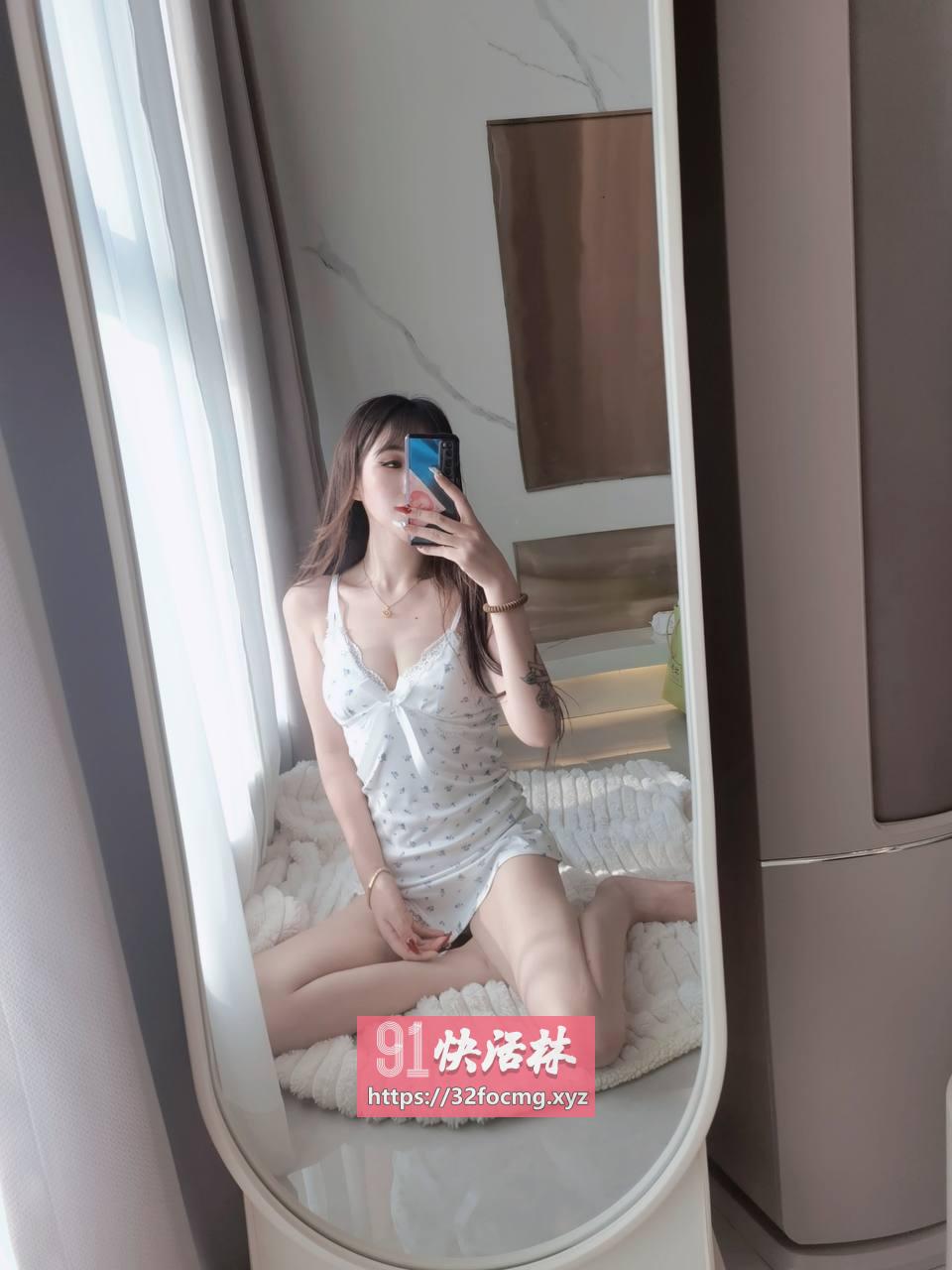 丰泽白皙大长腿御姐