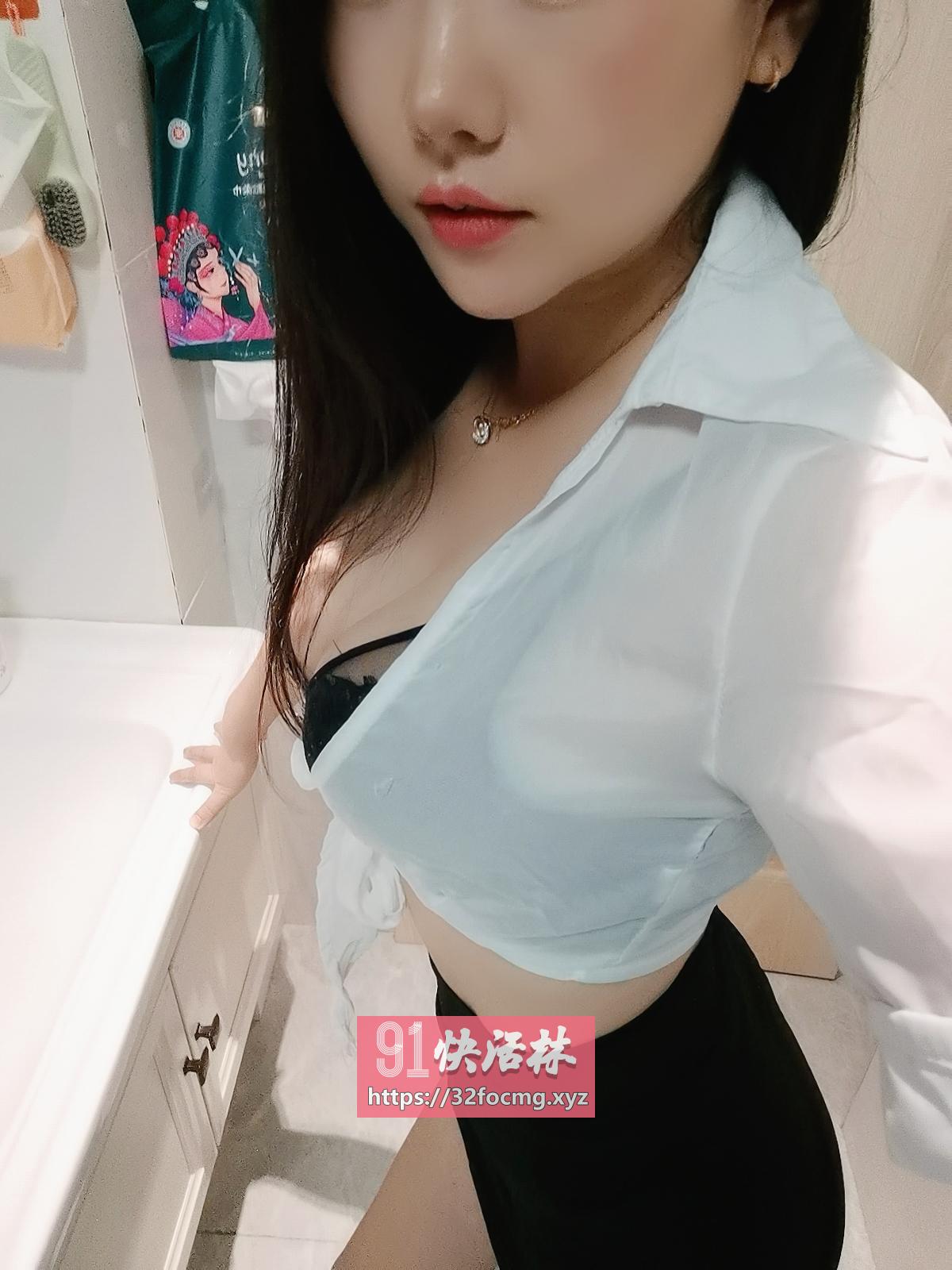 年轻漂亮小妖精雪儿