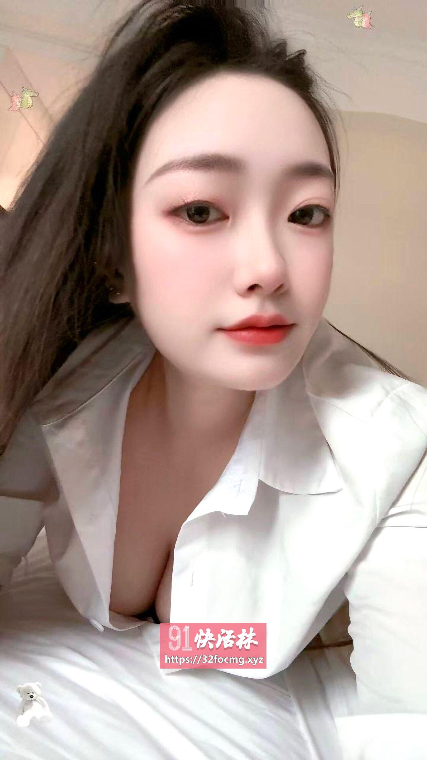 身材娇小的骚妹