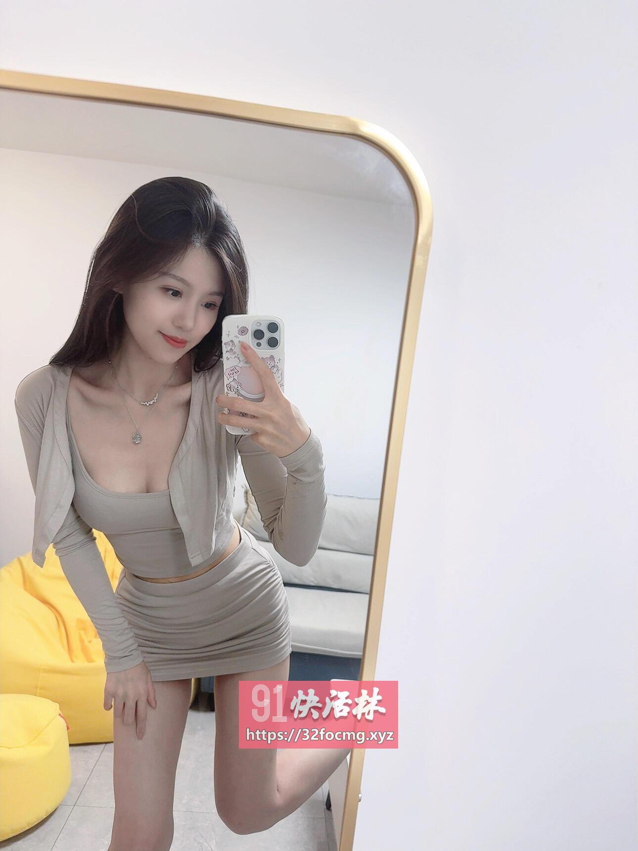 服务系骚货身材火辣
