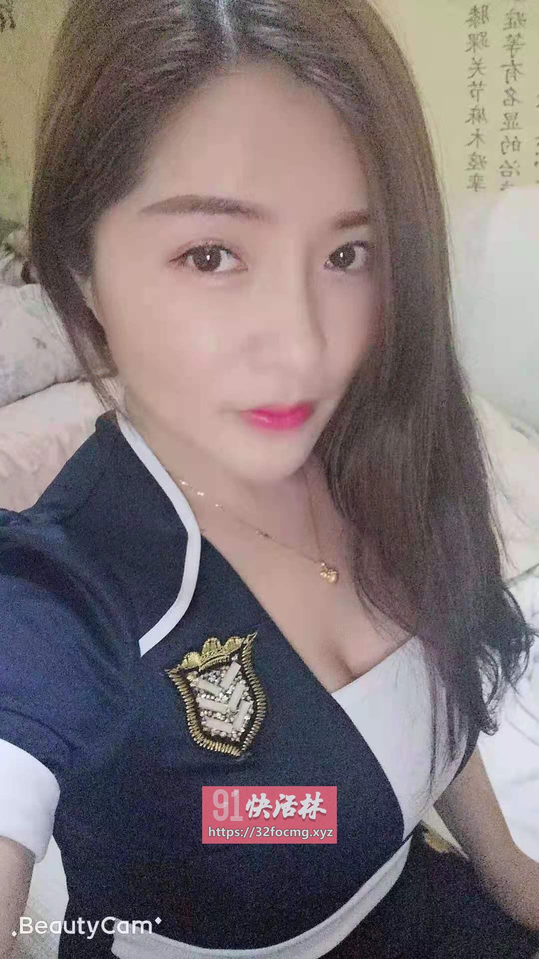 白云风骚制服少妇