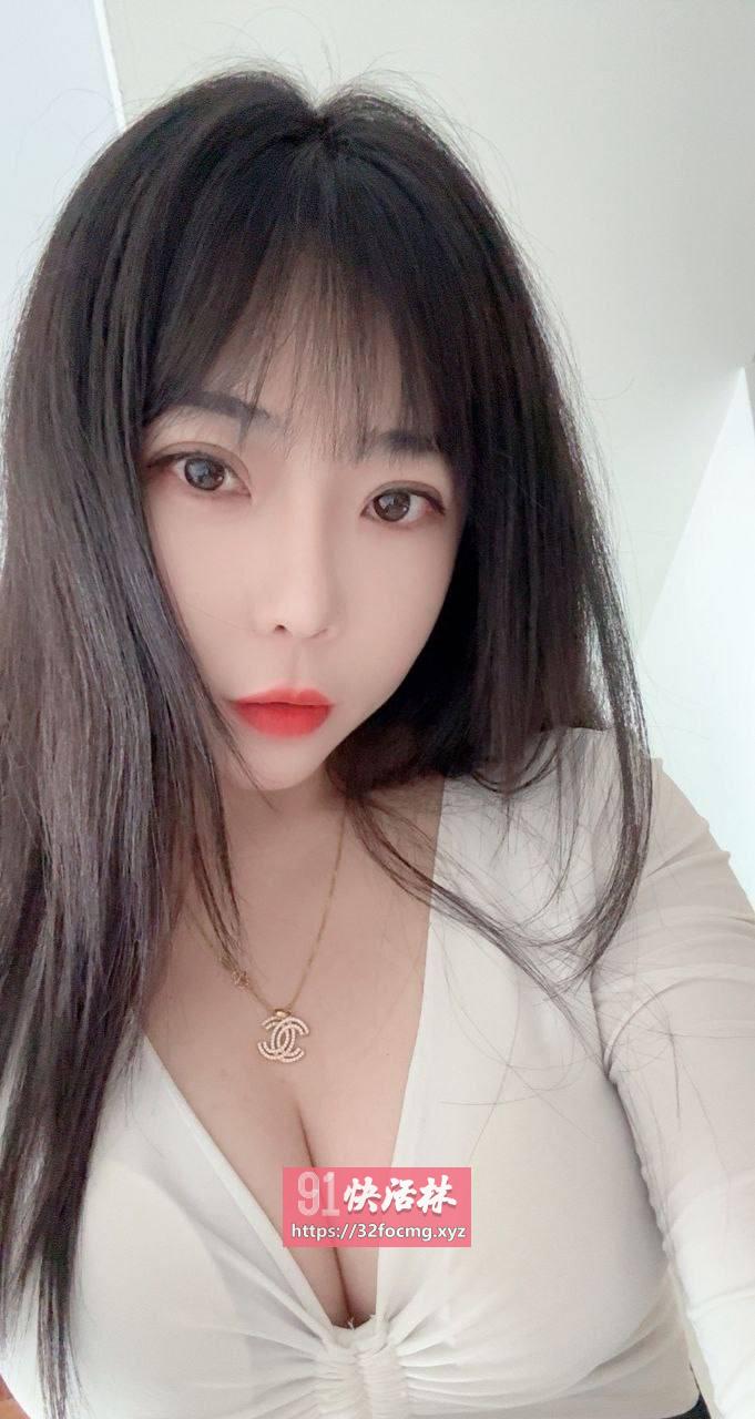 丰满粉嫩大胸妹