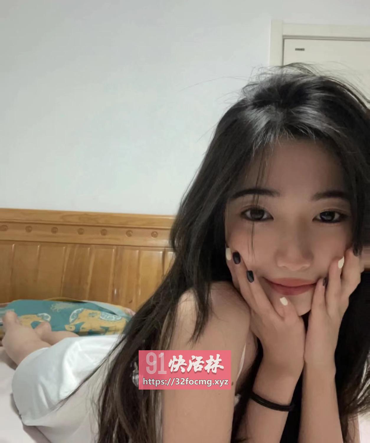 前凸后翘的服务系美女