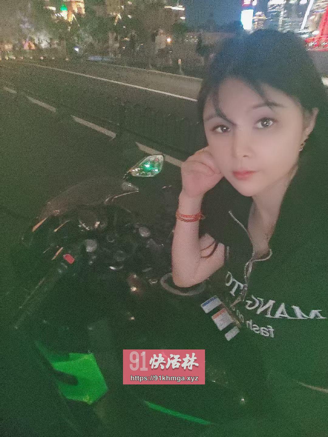 玩机车的奶牛姐姐