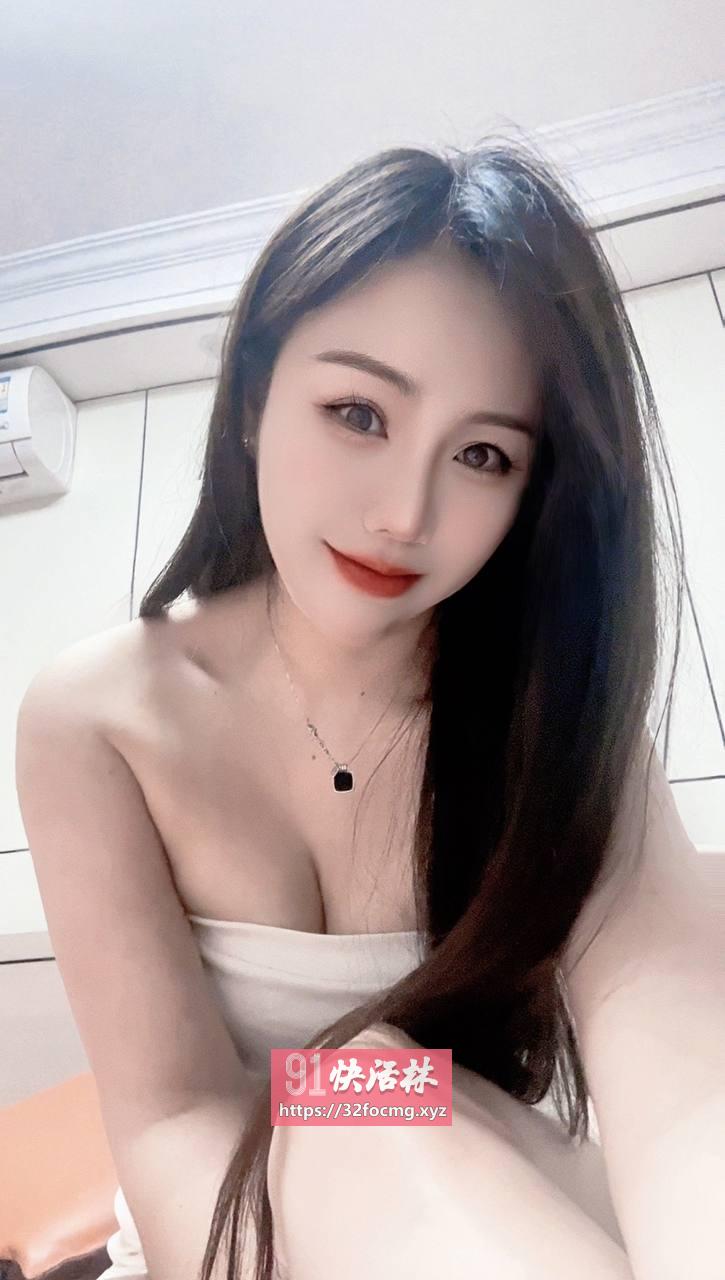 身材哇塞大胸制服诱惑美女 