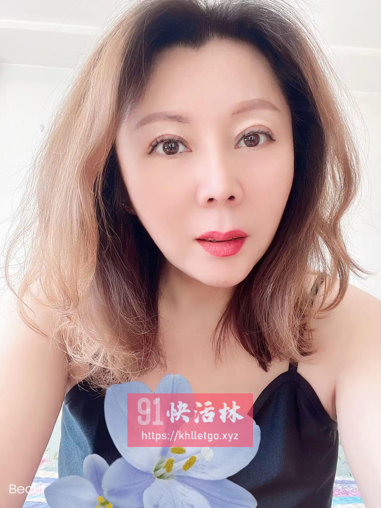 朝阳草房气质美女