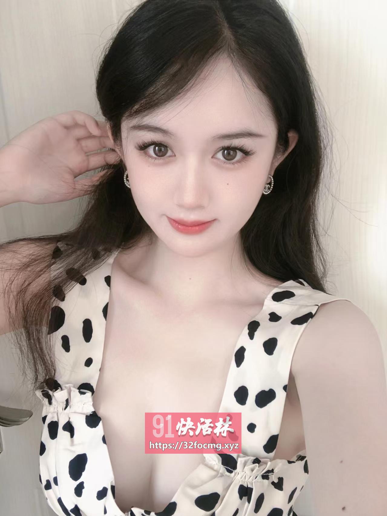 C奶性感白嫩小姐姐