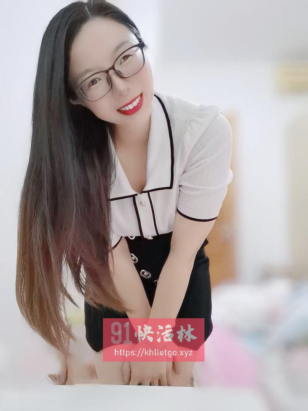 带眼镜的美女姐姐