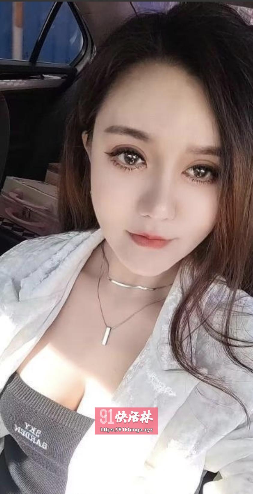 前凸后翘混血妹妹