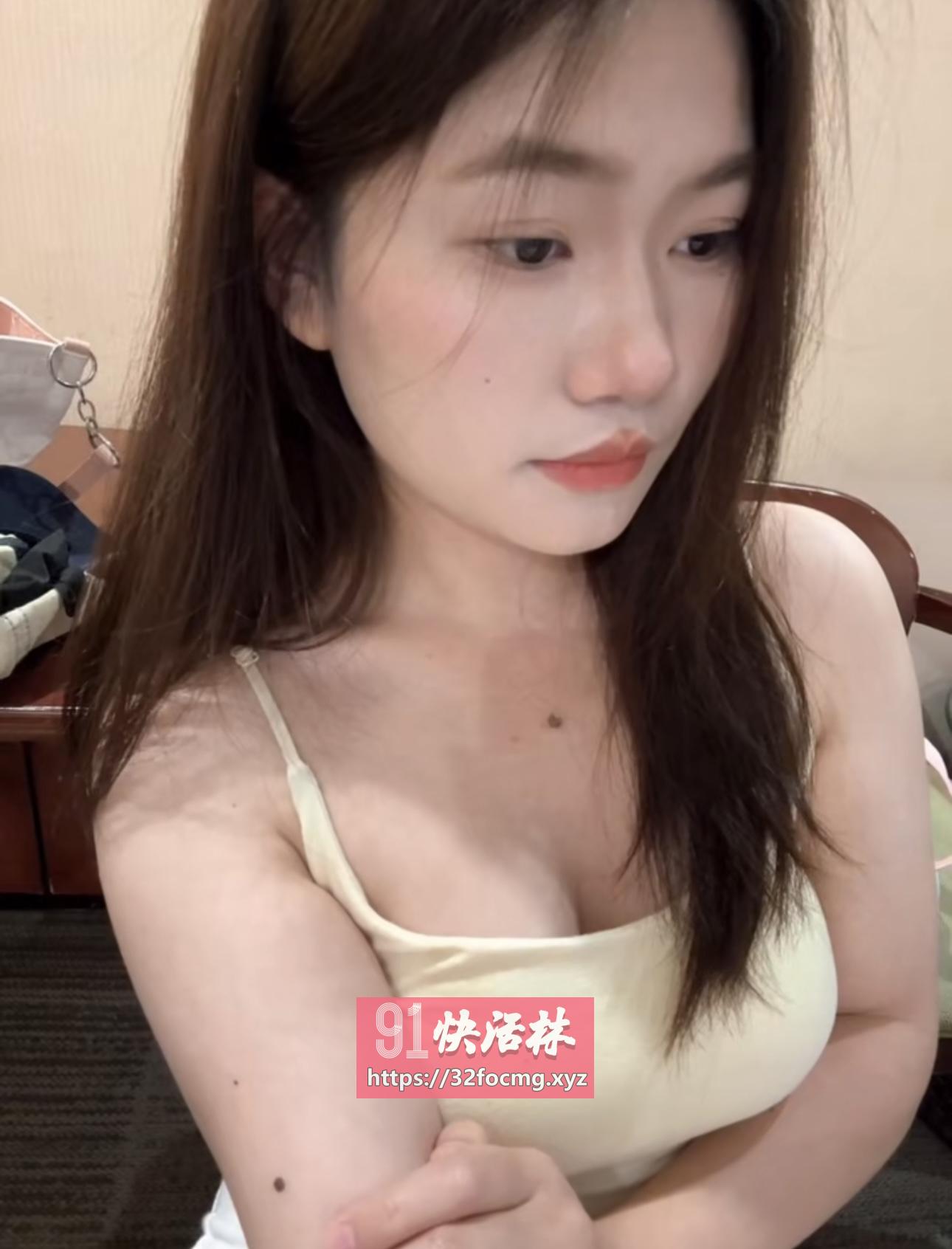 兼职粉嫩骚货小姐姐