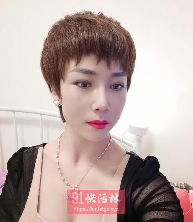 性感短发美少妇