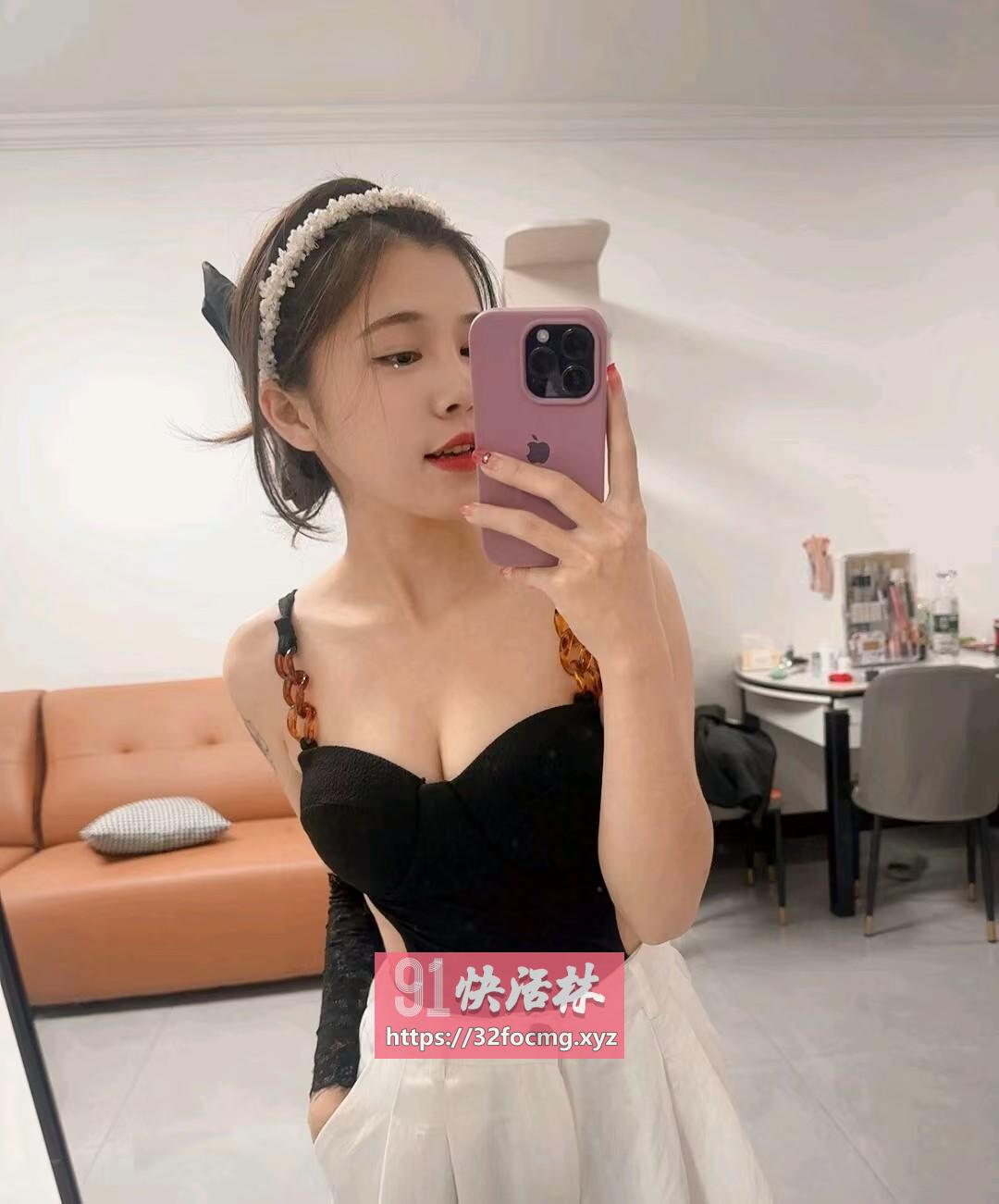 姿势多且听话乖巧的嫩妹