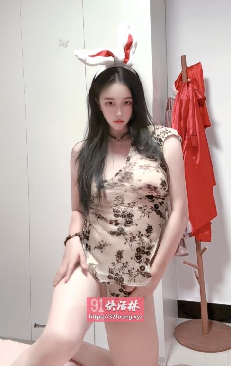 纯欲美女共享！绝对不吃独食