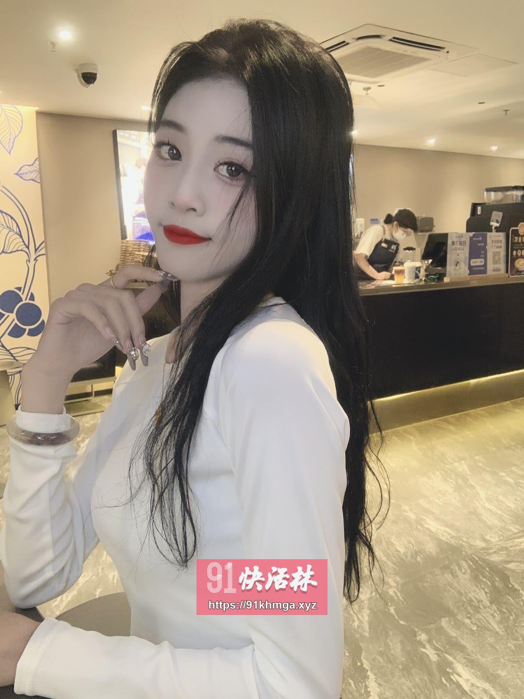 蜜臀美乳舌吻风骚少女