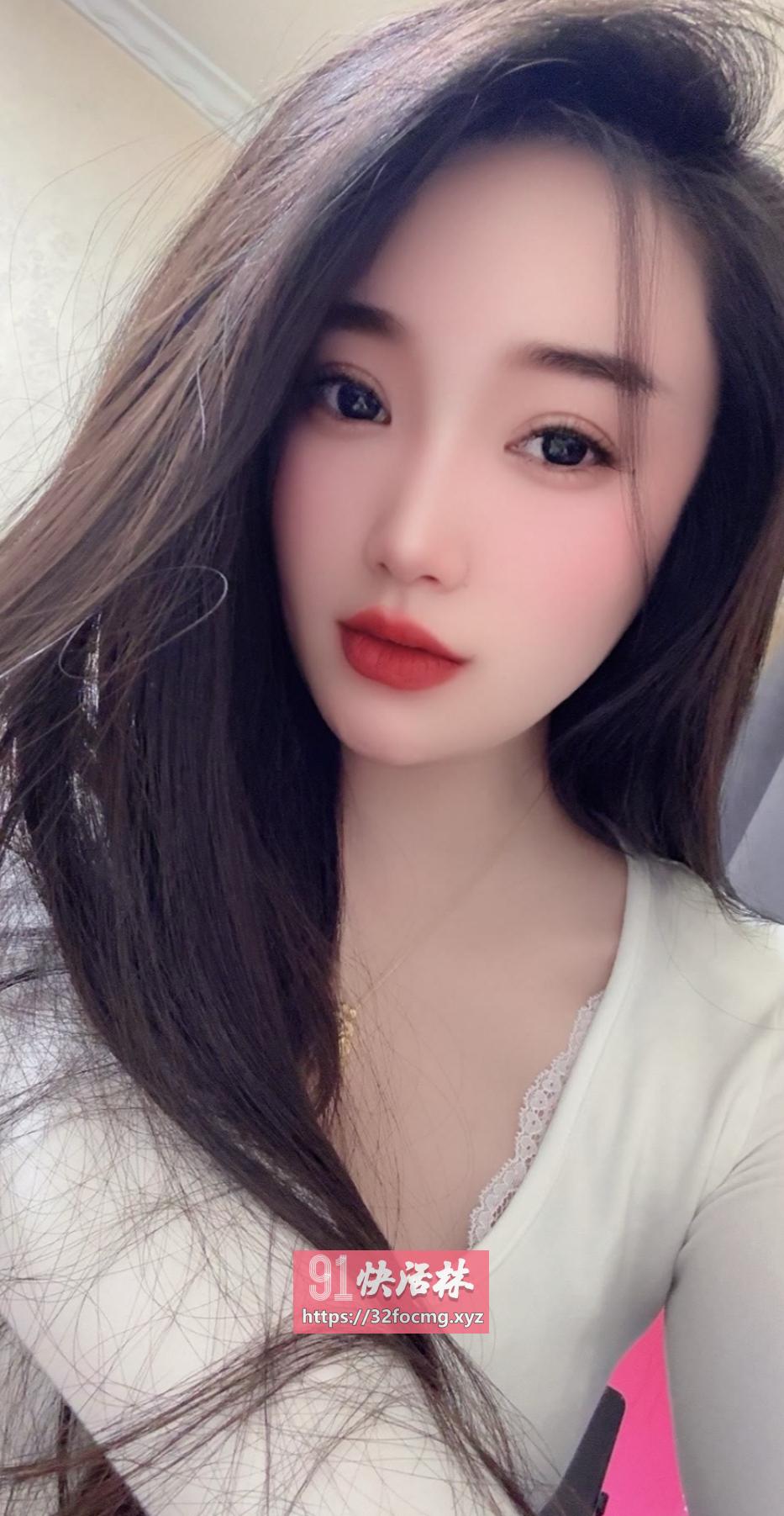 身材哇塞大胸制服诱惑美女