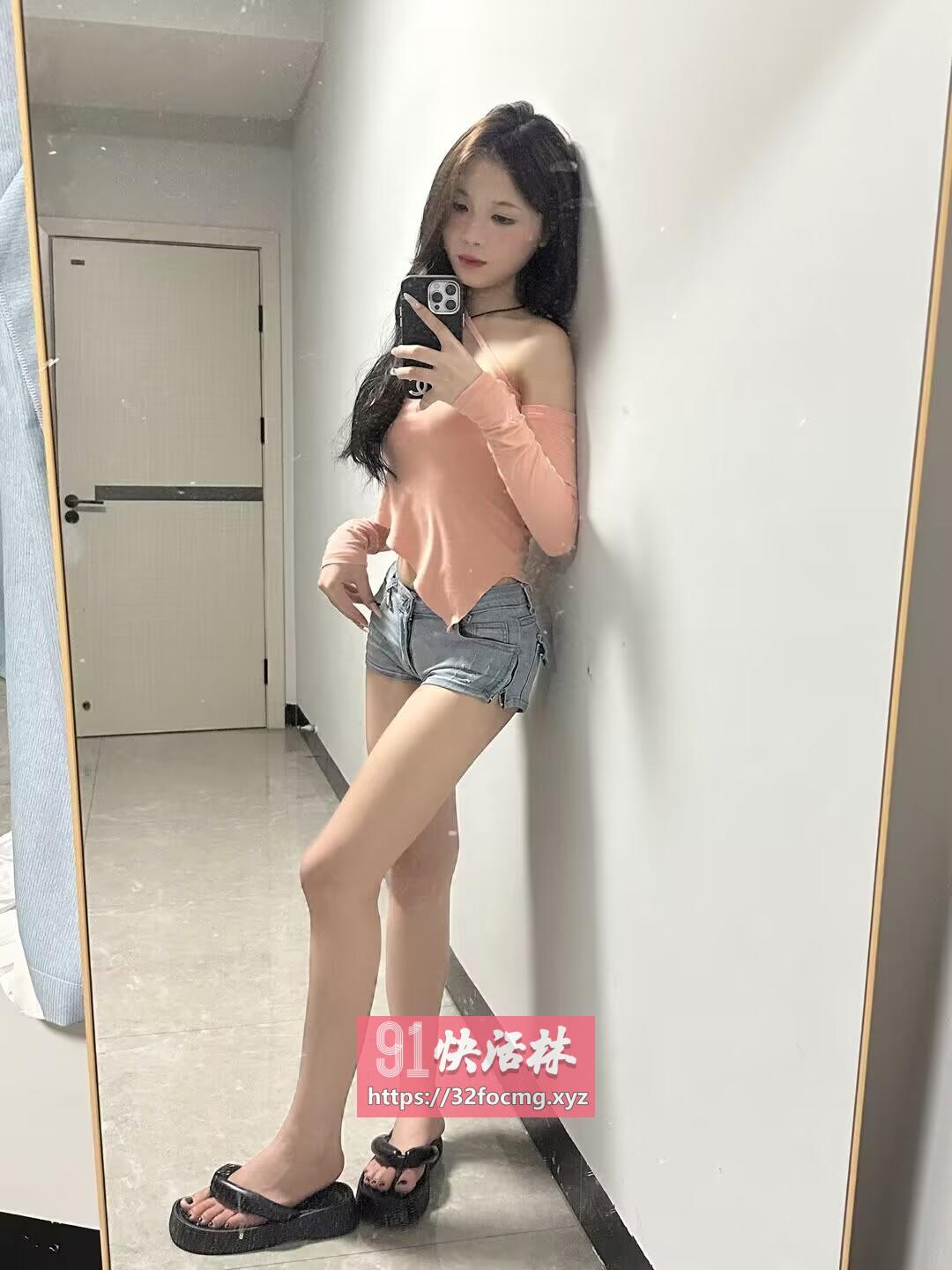 高挑苗条粉嫩邻家小妹