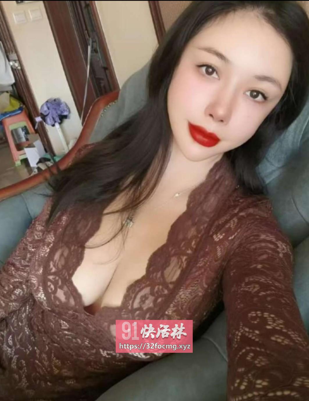 大胸美女老师身材棒