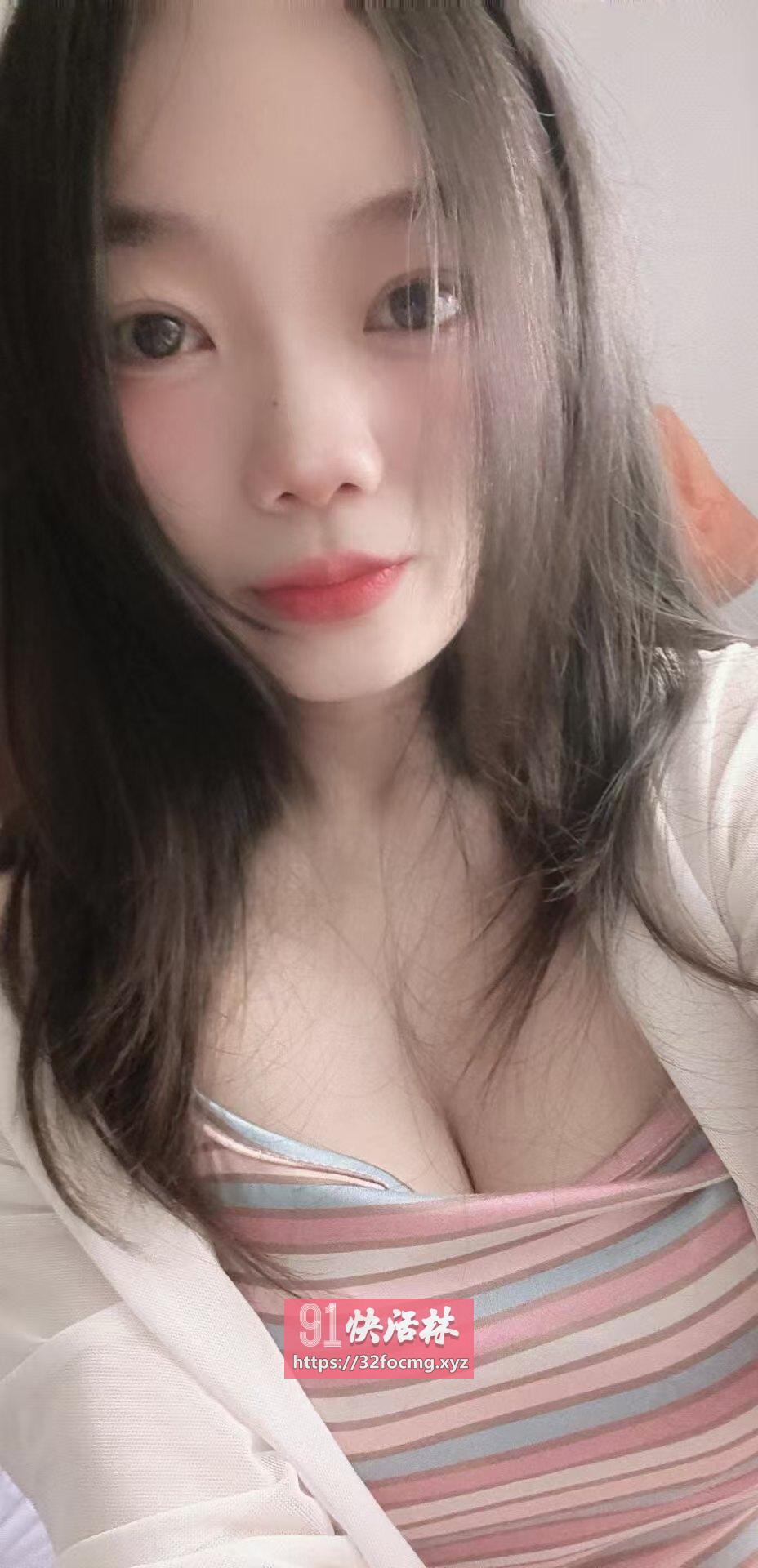 身材苗条大胸妹子