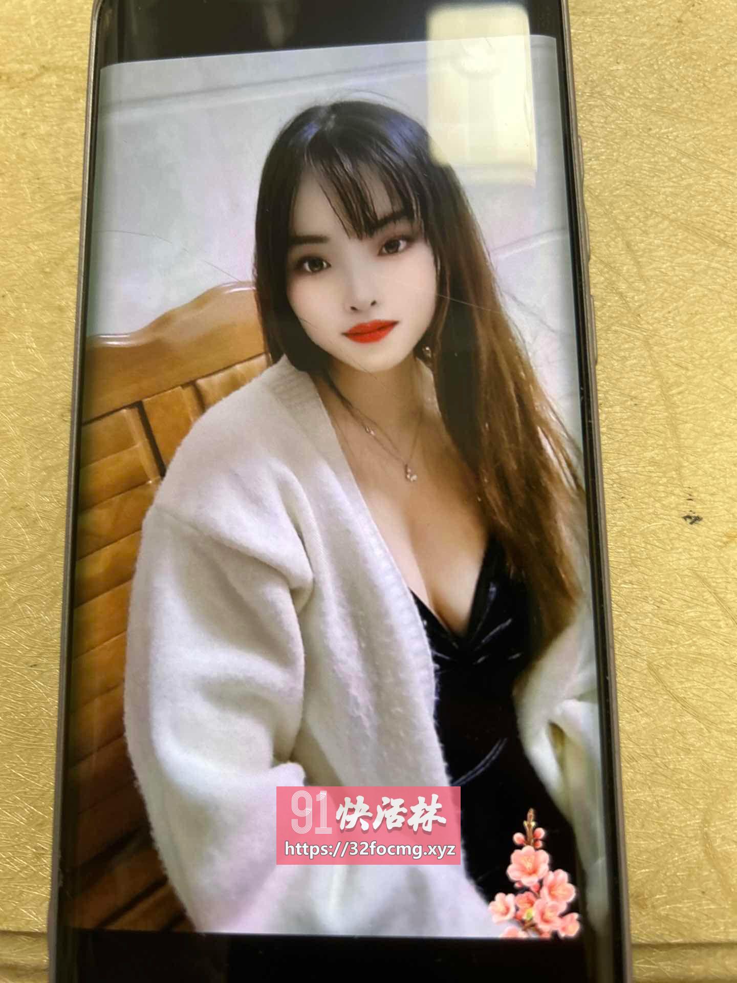 白皙水嫩软妹